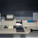 � di quegli anni l�uscita sul mercato di quello che molti definiscono il primo personal computer della storia: il Programma 101, un calcolatore �da tavolo� prodotto dall�Olivetti privo di schermo...